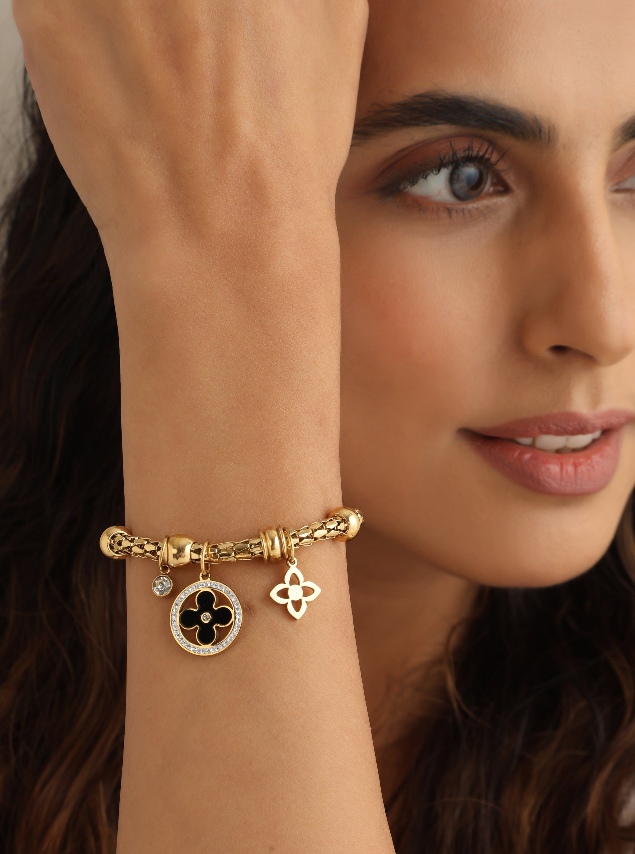CLOVER 5 MOTIF BLACK BRACELET