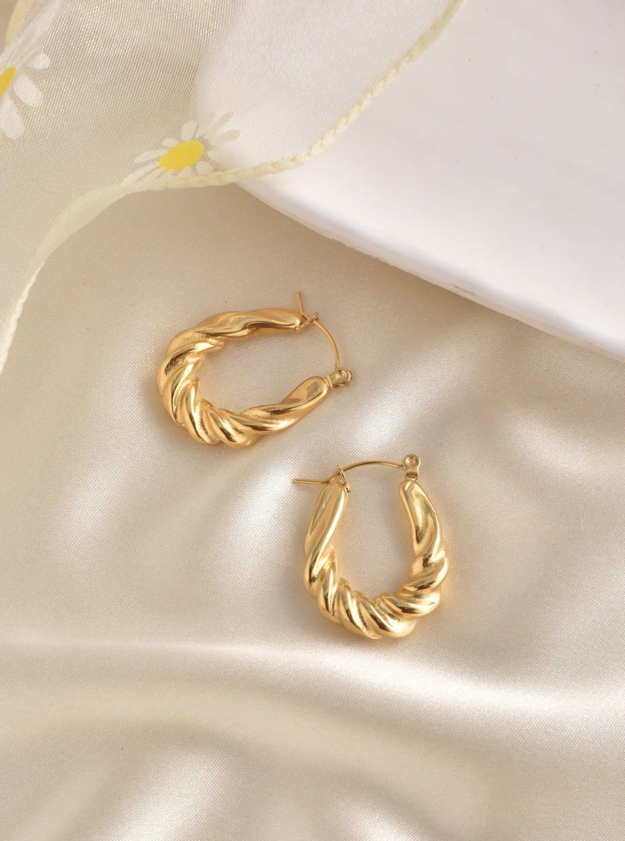 Twist Hoop Earrings -Gold