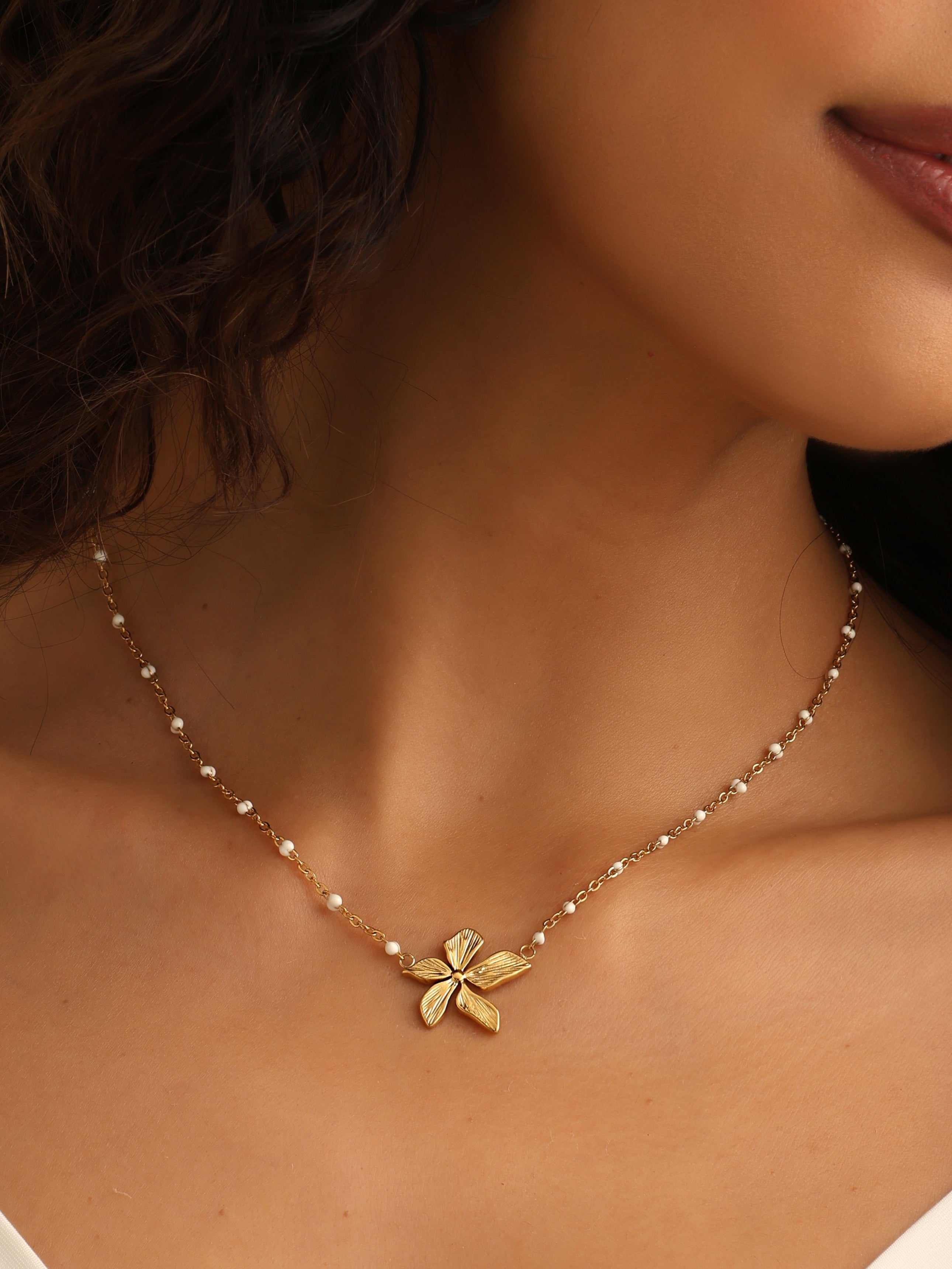 English Daisy Necklace