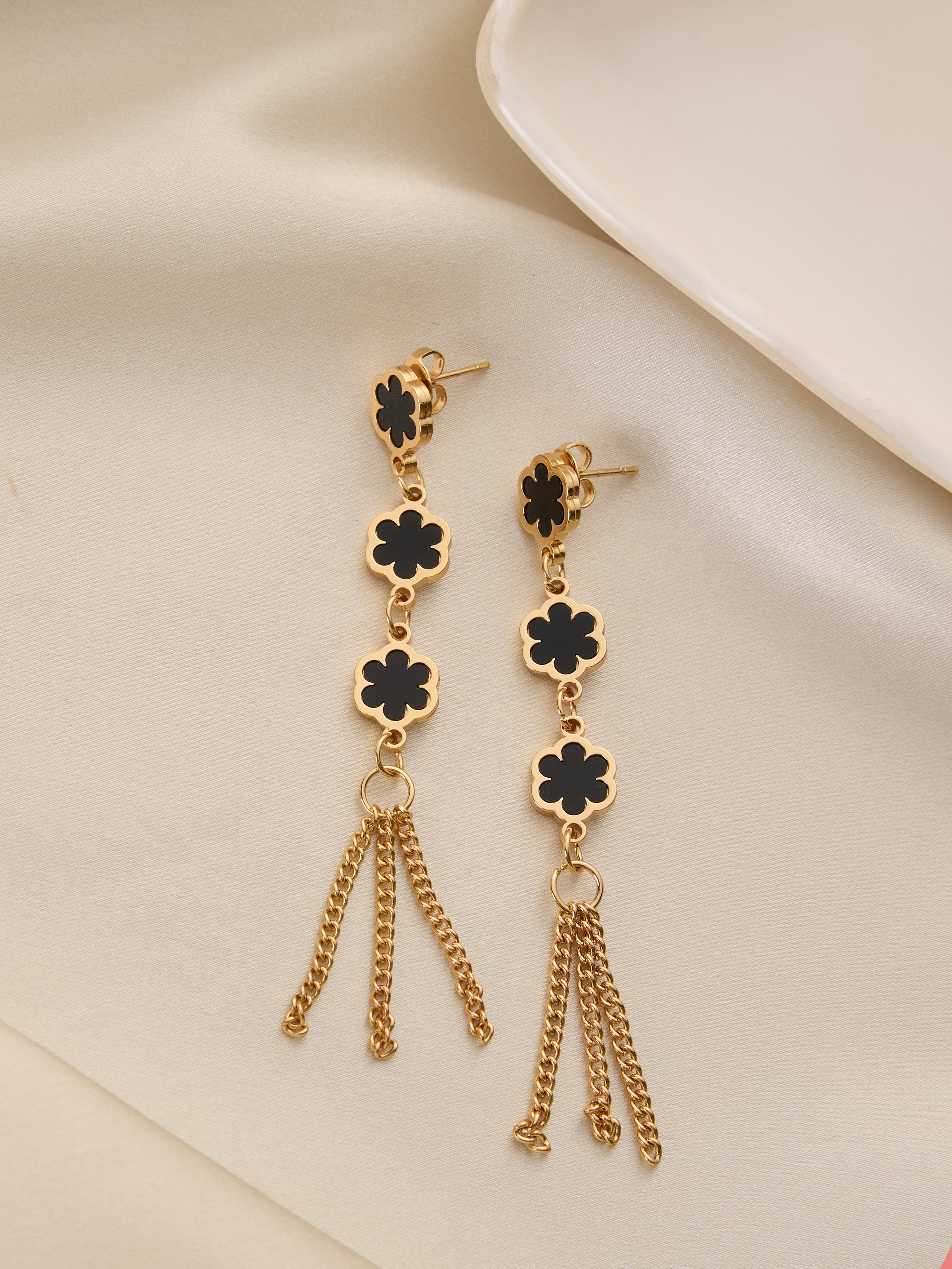 Elegant Clover Tassel