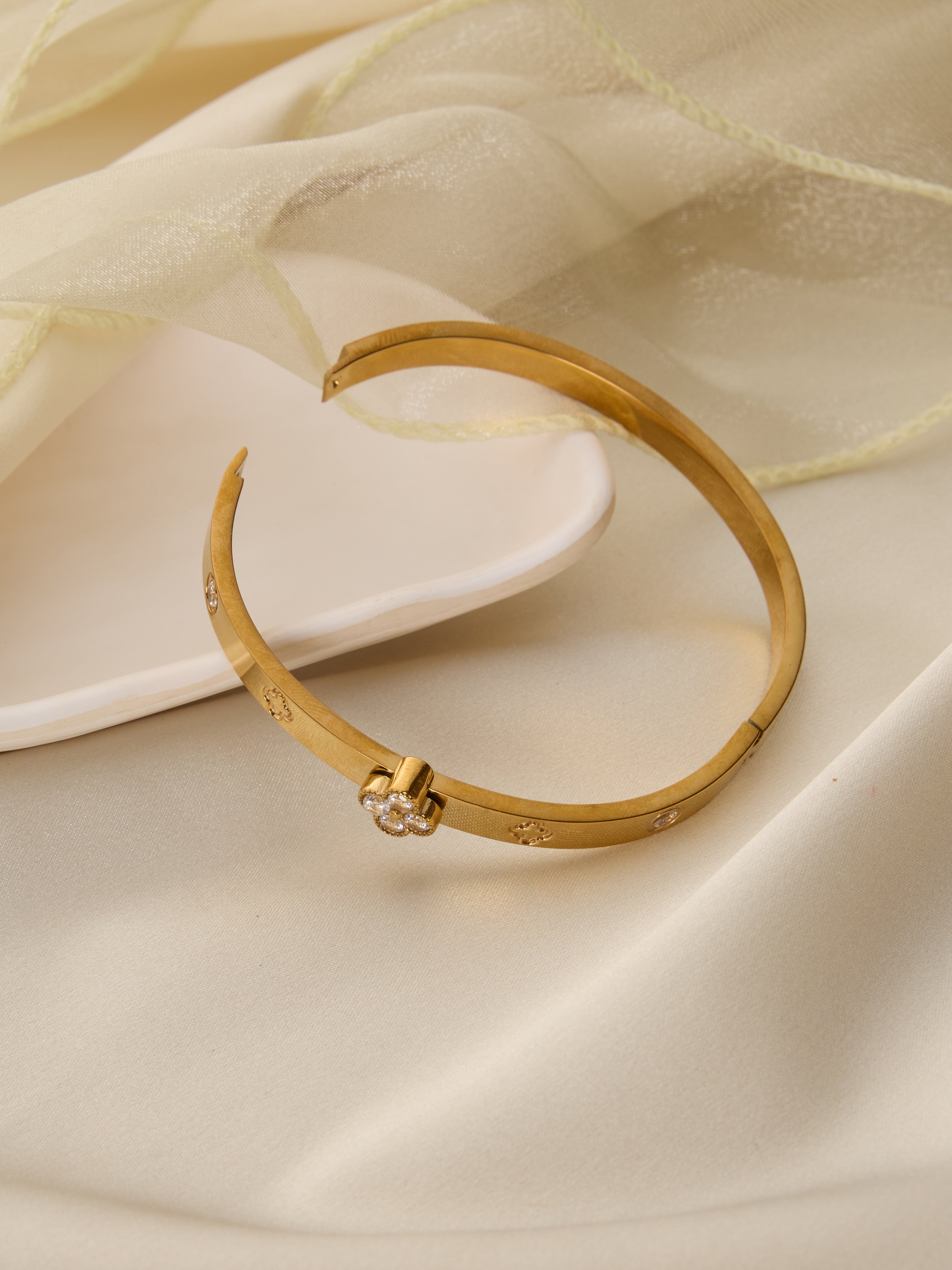 Waterproof Clover Steel Bangle