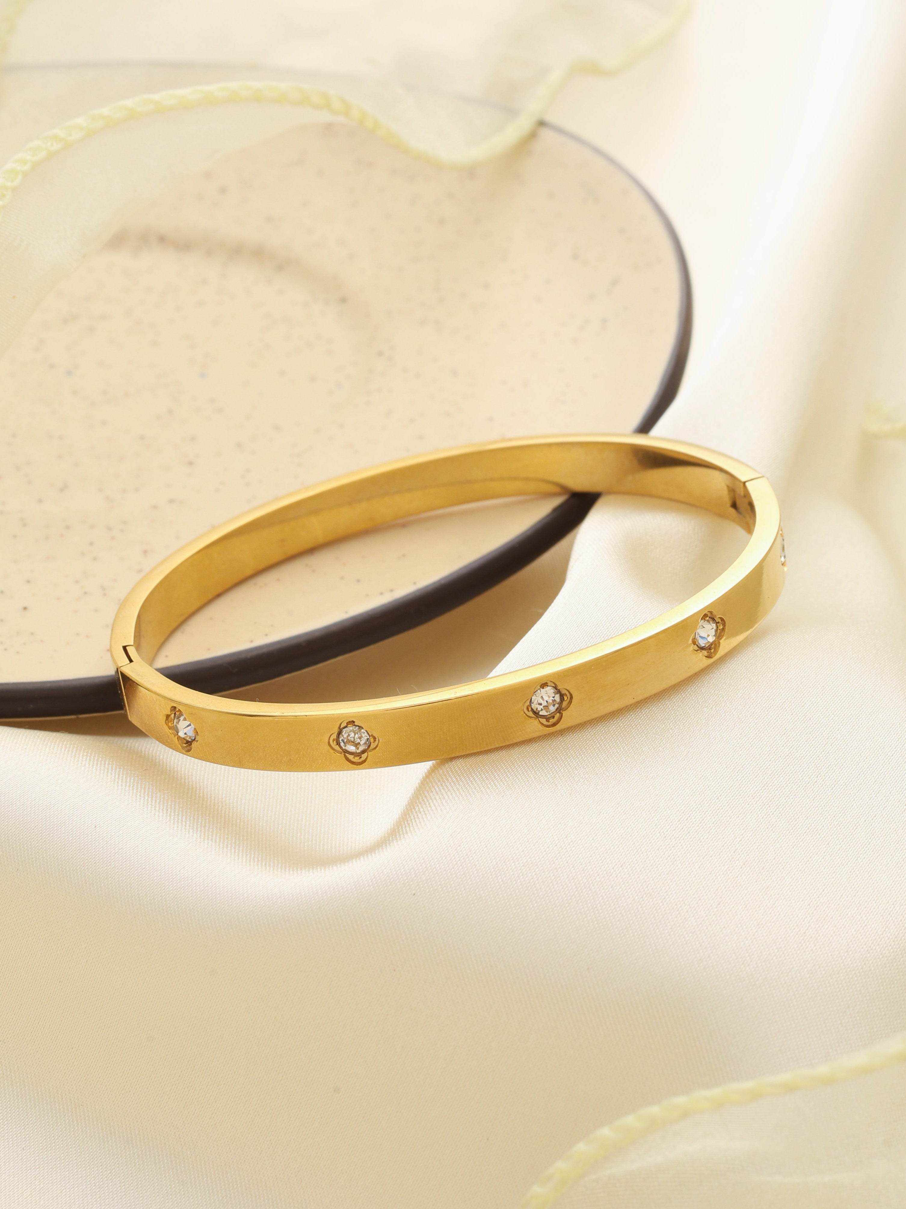 Mia Clover Bangle
