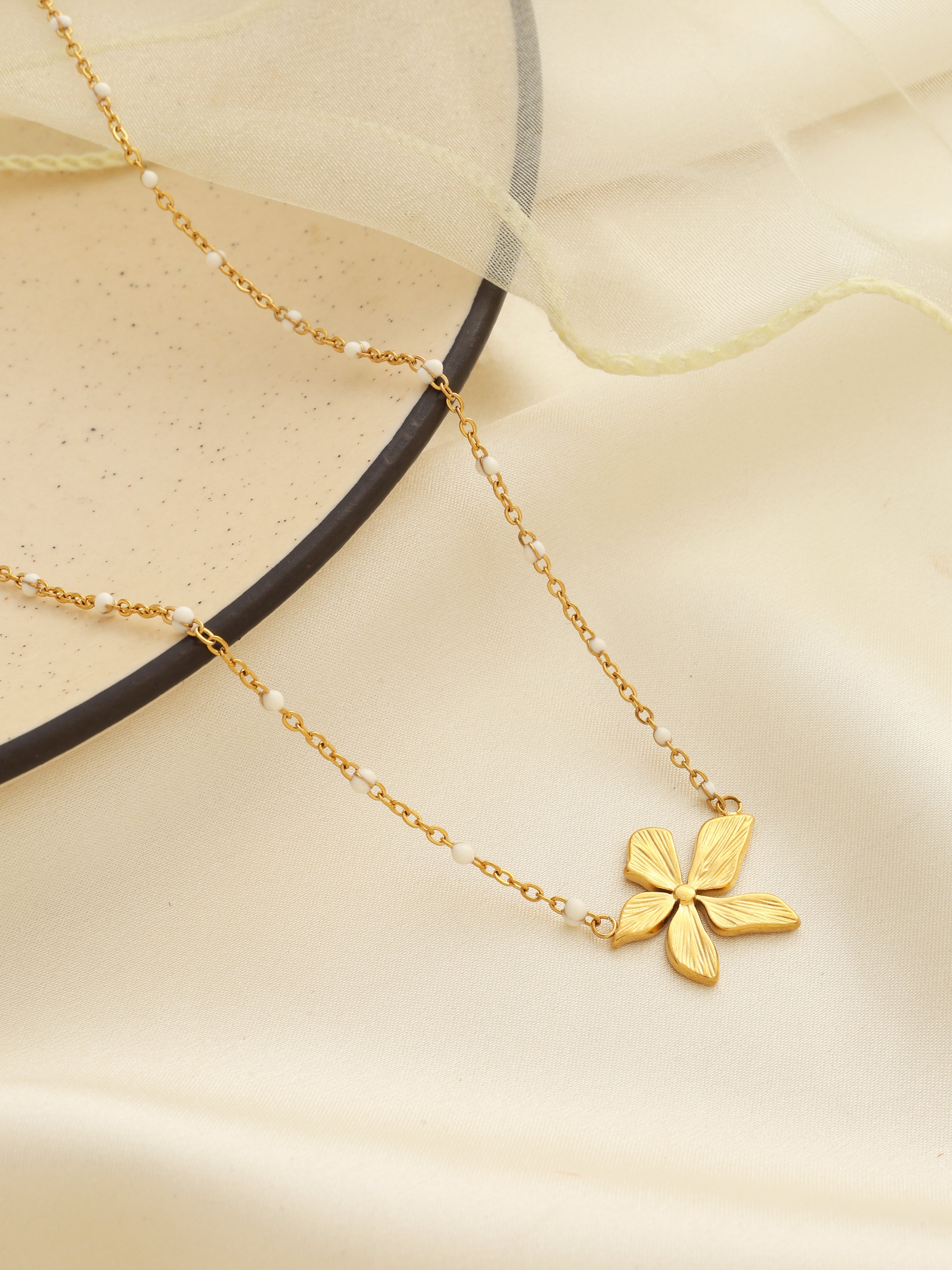 English Daisy Necklace
