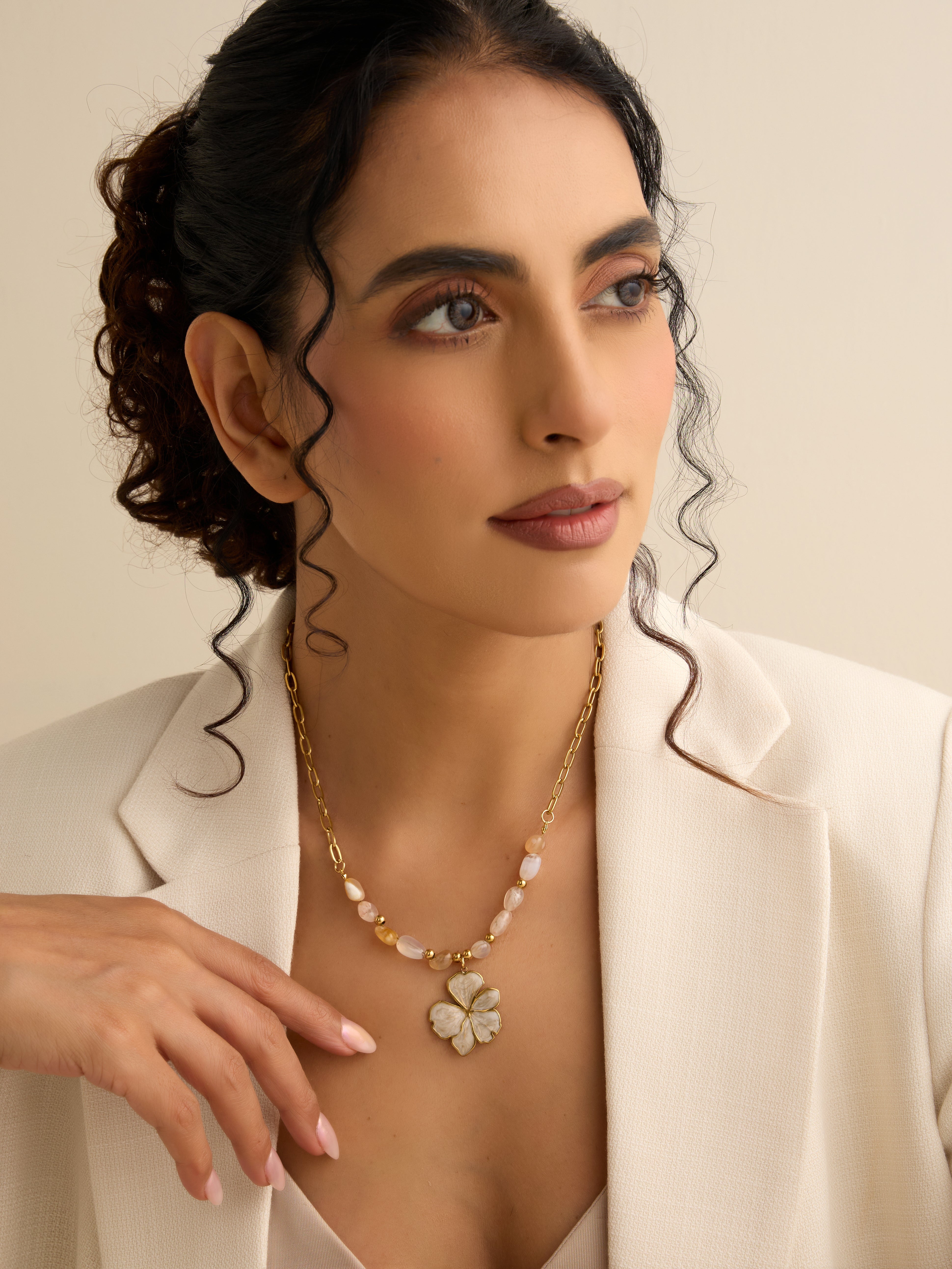 Natural Stones Daisy Necklace