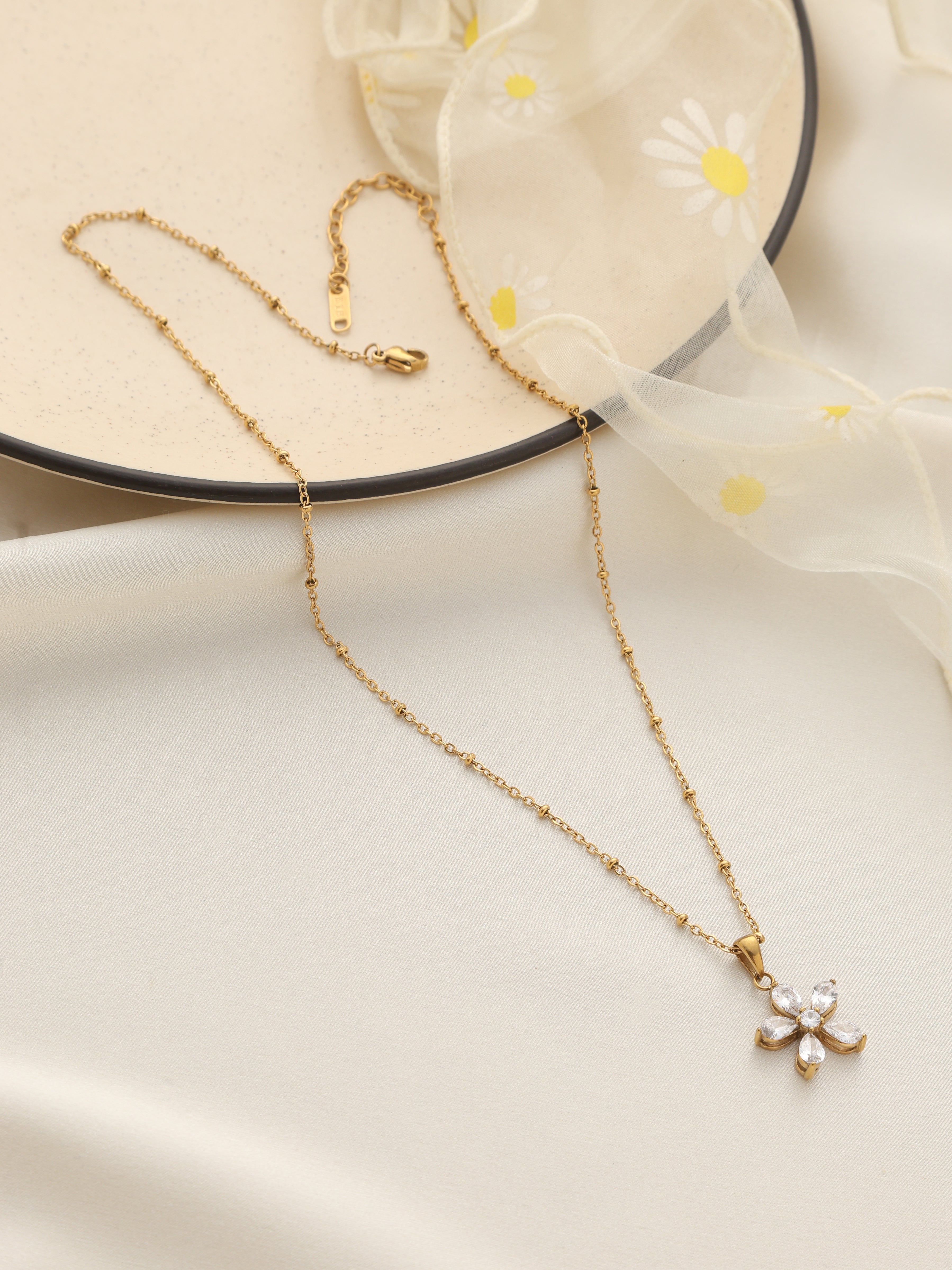 Classic Daisy Necklace