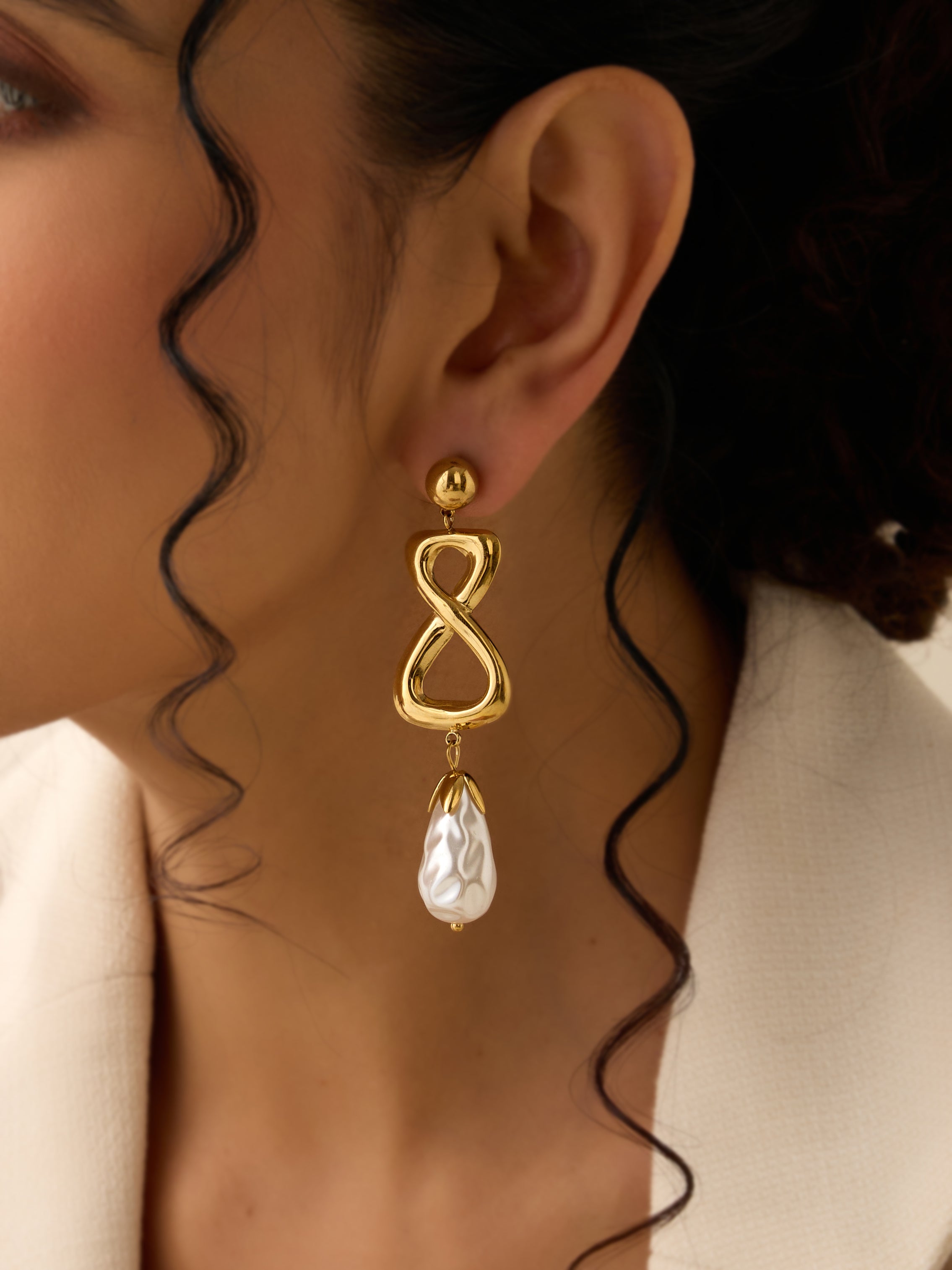 Oversized Infinity Pearl Drops