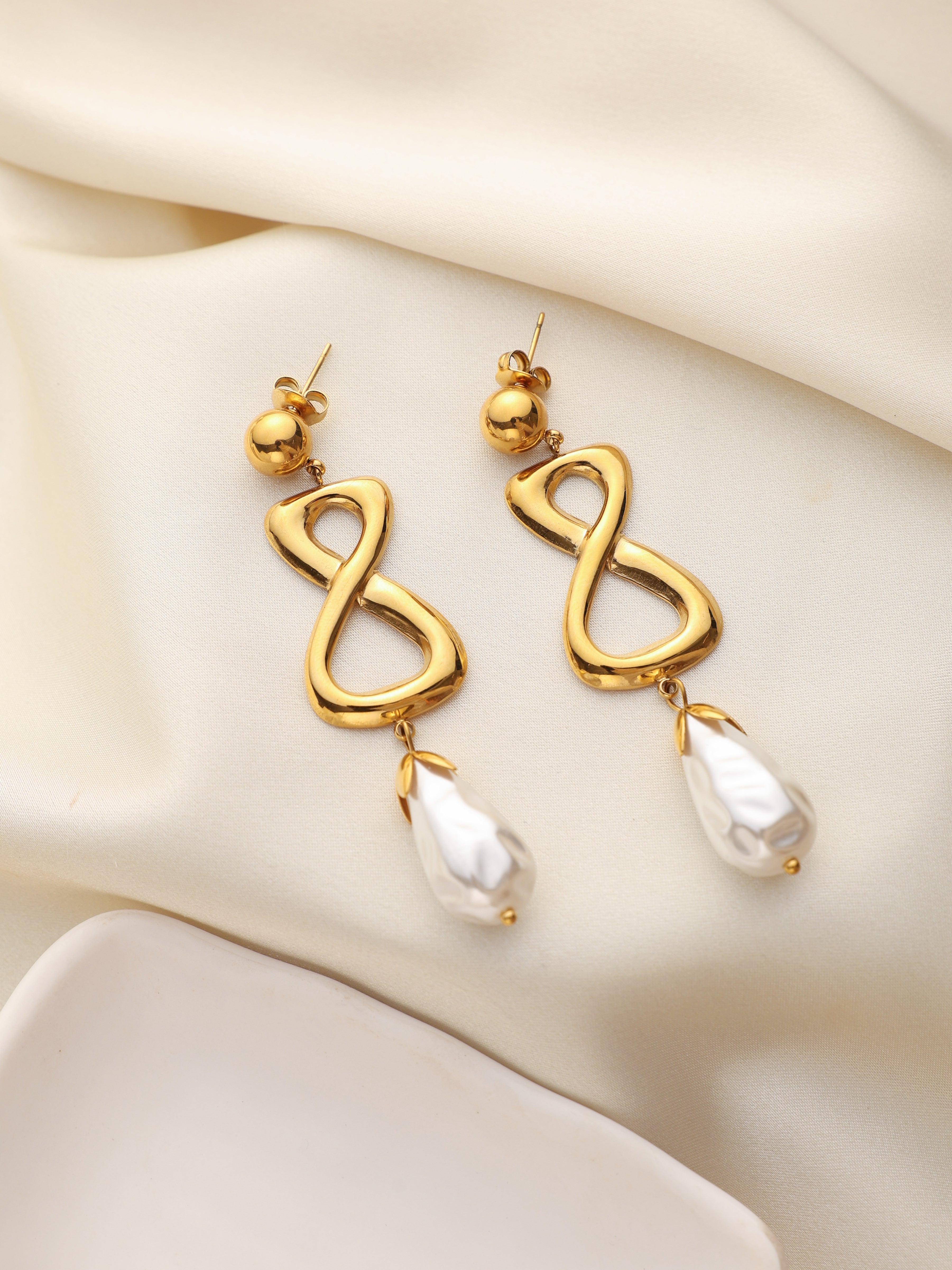 Oversized Infinity Pearl Drops