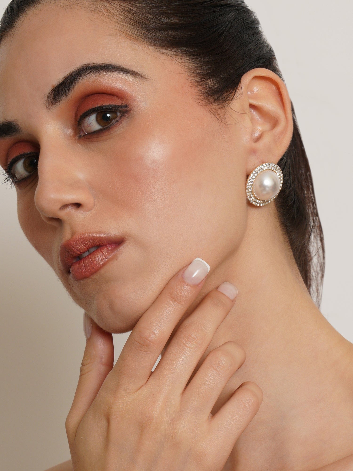 Klissaa earrings Elite Pearl Studs