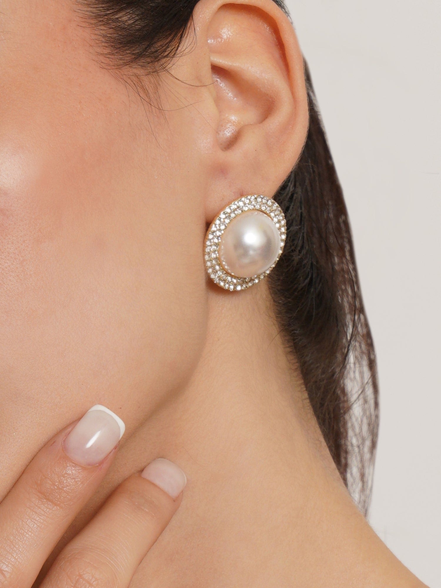 Klissaa earrings Elite Pearl Studs