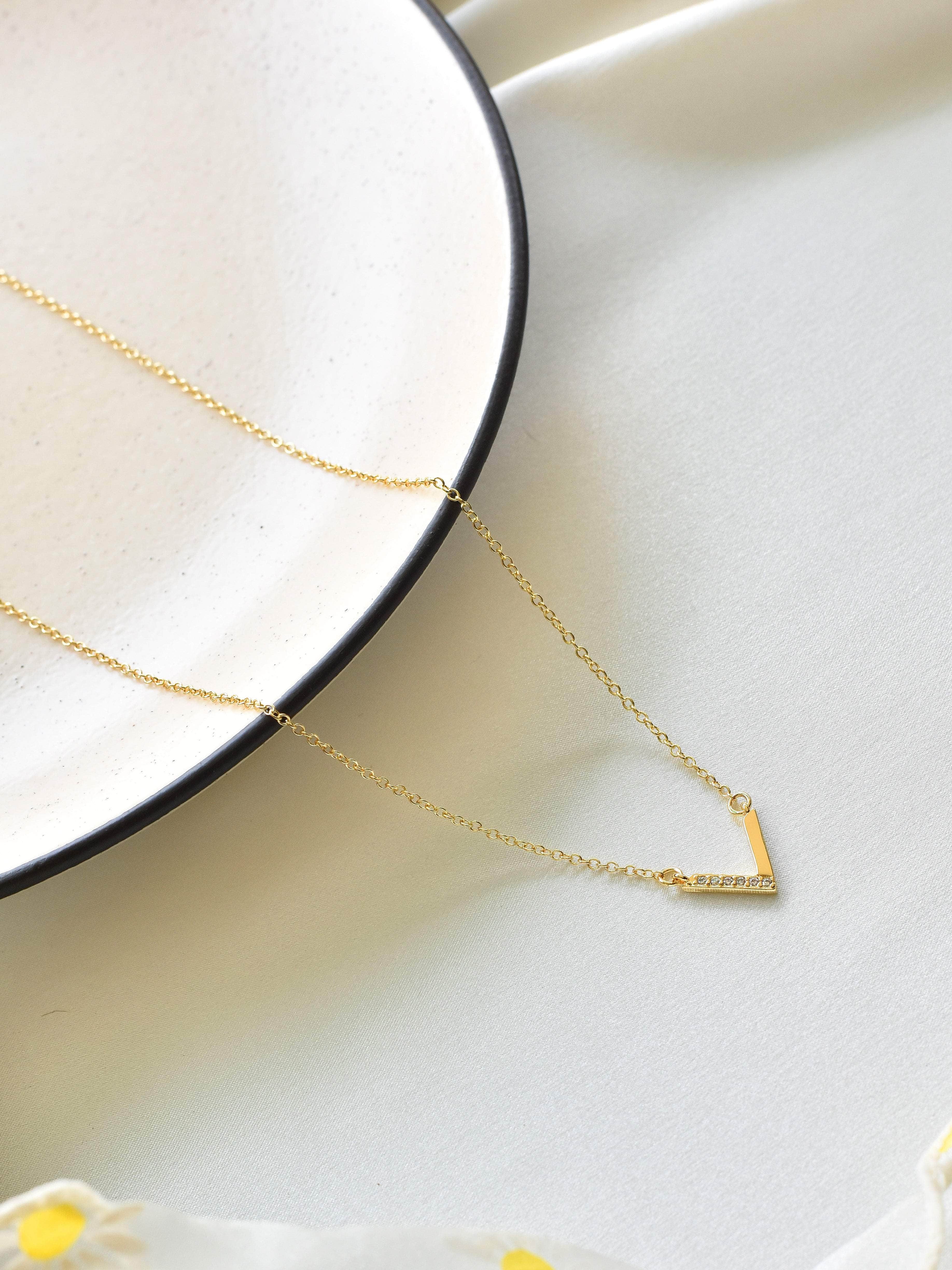V shaped sales pendant necklace